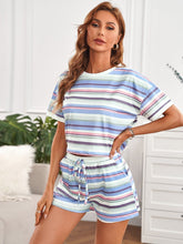 Conjunto de camiseta y pantalones cortos de manga corta a rayas para local